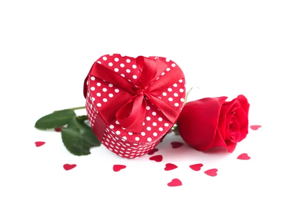 Τριαντάφυλλο Δώρο Και Καρδιές Που Απομονώνονται Λευκό Φόντο — Φωτογραφία Αρχείου