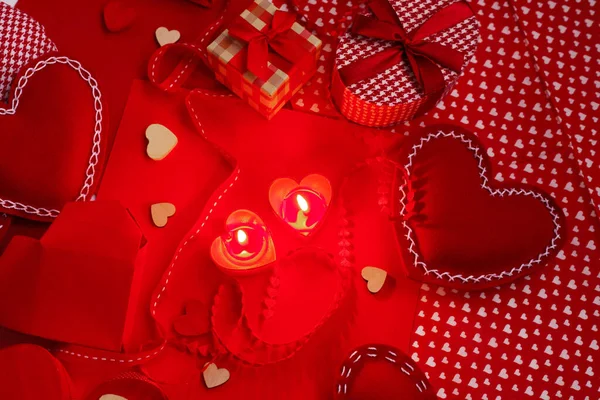 Birçok Sevgililer Günü Kalbi Dekorasyonu Yapımı Işi Konsepti Kırmızı Kumaş — Stok fotoğraf