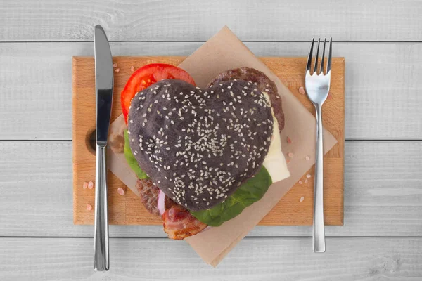 Kształt Serca Miłość Czarny Hamburger Burger Fast Food Koncepcja Walentynki — Zdjęcie stockowe