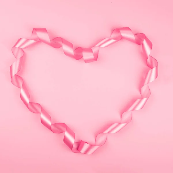 Valentijnsdag Achtergrond Met Roze Krullend Satijnen Lint Hartvorm Papier Met — Stockfoto
