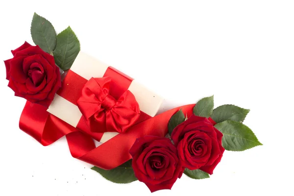 Valentijnsdag Geschenkdoos Met Rood Satijnen Lint Boog Roos Bloemen Geïsoleerd — Stockfoto