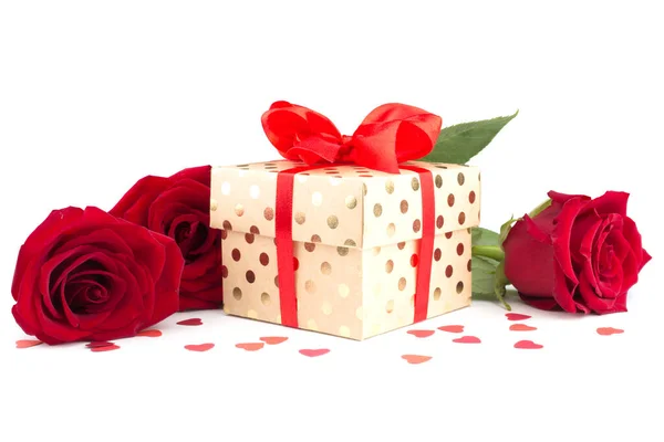 Kırmızı Ipek Kurdeleli Sevgililer Günü Hediye Kutusu Gül Çiçekleri Beyaz — Stok fotoğraf