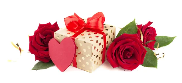 赤い絹のリボンの弓を持つバレンタインデーのギフトボックスは白の背景愛の概念に隔離された花や心をバラ — ストック写真