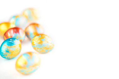 Beyaz arkaplanda izole edilmiş el yapımı mükemmel paskalya yumurtaları, metin içeriği için fotokopi alanı ile kenar çerçeve şekli, mutlu paskalya kartı