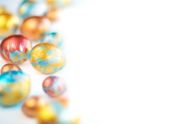 Beyaz arkaplanda izole edilmiş el yapımı mükemmel paskalya yumurtaları, metin içeriği için fotokopi alanı ile kenar çerçeve şekli, mutlu paskalya kartı