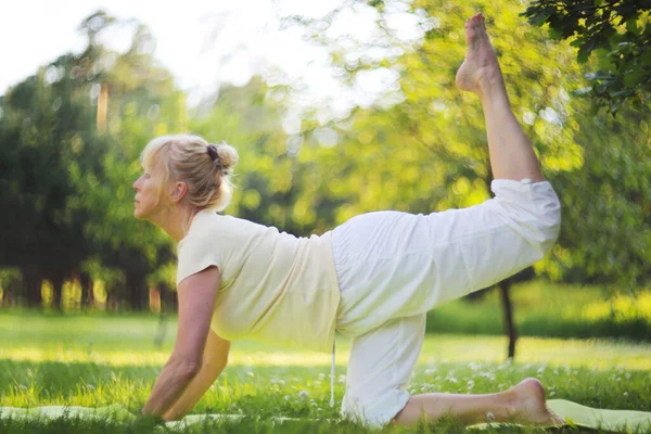 Schöne Reife Frau Praktiziert Yoga Sommerpark — Stockfoto