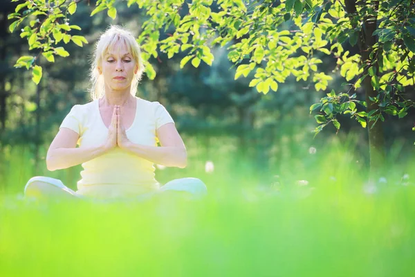 Schöne Reife Frau Lotus Yoga Position Sommerpark — Stockfoto