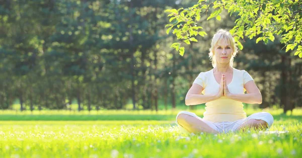 Schöne Reife Frau Lotus Yoga Position Sommerpark — Stockfoto