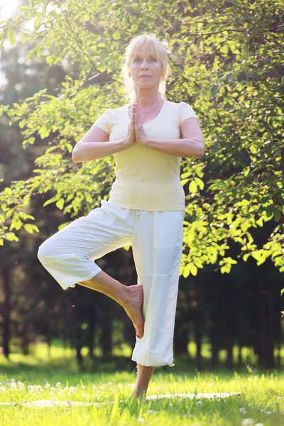 Schöne Reife Frau Praktiziert Yoga Sommerpark — Stockfoto