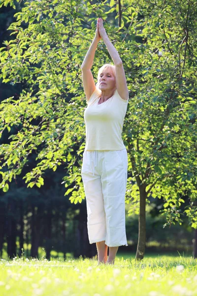 Schöne Reife Frau Praktiziert Yoga Sommerpark — Stockfoto