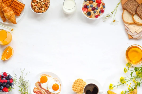 Gezond Ontbijt Met Muesli Fruit Bessen Noten Koffie Eieren Honing — Stockfoto