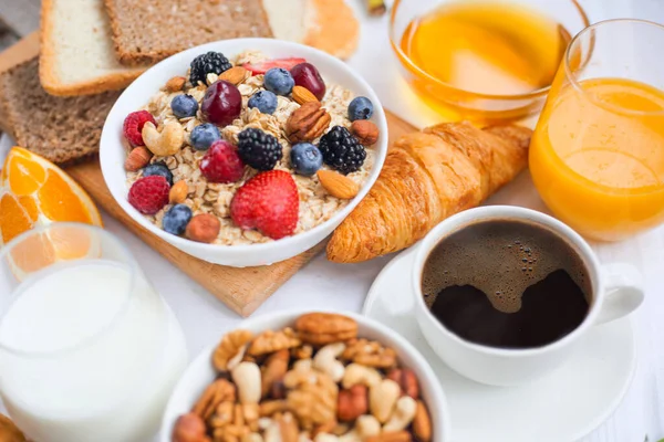 Hälsosam Frukost Med Müsli Frukt Bär Nötter Kaffe Ägg Honung — Stockfoto