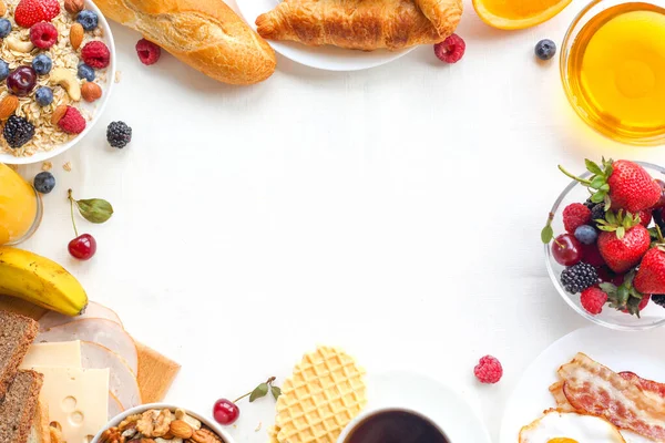 Gezond Ontbijt Met Muesli Fruit Bessen Noten Koffie Eieren Honing — Stockfoto