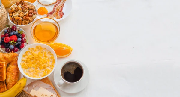 Hälsosam Frukost Med Müsli Frukt Bär Nötter Kaffe Ägg Honung — Stockfoto