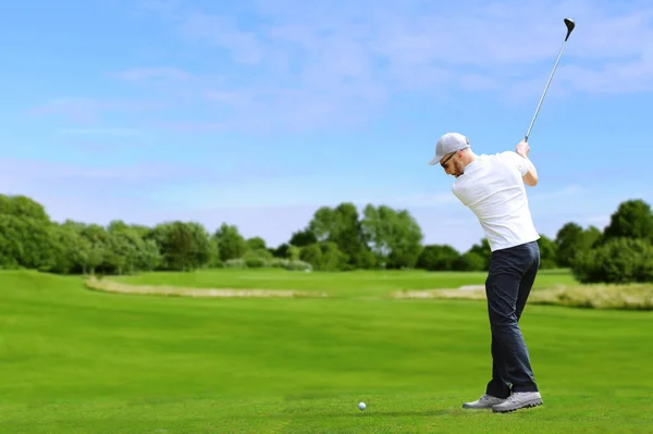 Vit Skäggig Golfare Träffade Golfboll Golfklubbens Förare Royaltyfria Stockbilder