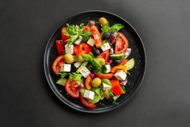 Siyah masa üzerinde Yunan salatası üstü görünümü