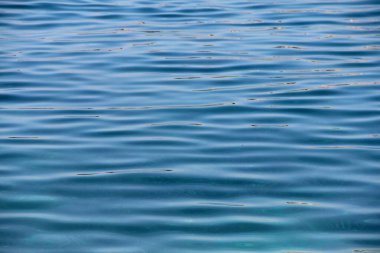 Sahil kenarındaki deniz suyu doğal arka plan, Hırvatistan 'daki beyaz taş çakıl taşı plajı Sumartin Brac adası saf şeffaf güzel su