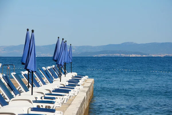 Righe Chaise Lounge Vuote Sul Fondo Del Mare Supetar Isola — Foto Stock