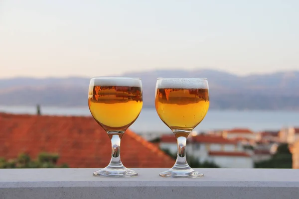 Dvě Sklenice Piva Letní Večer Dovolená Relaxační Koncept — Stock fotografie