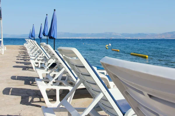 Righe Chaise Lounge Vuote Sul Fondo Del Mare Supetar Isola — Foto Stock