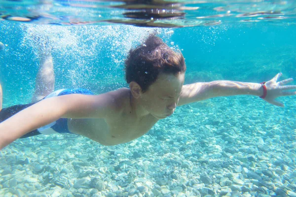 Menino Nadando Debaixo Água Mar Adriático Mediterrâneo Croácia — Fotografia de Stock