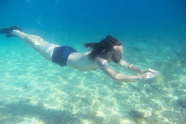 Midden Volwassen Bebaarde Lange Haar Man Zwemmen Onder Water Middellandse — Stockfoto