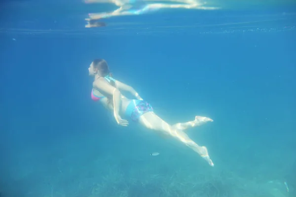 クロアチアの地中海地方の海で水中で泳ぐ女性 — ストック写真