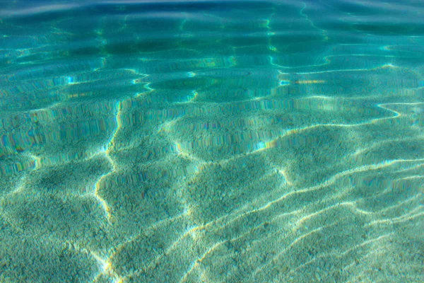 Морская Вода Рядом Пляжем Природный Фон Белый Каменный Галечный Пляж — стоковое фото
