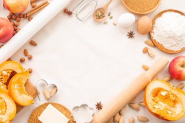 Metin için kopyalama alanı olan sonbahar pişirme arkaplan çerçeve tasarımı. Pişirme malzemeleri, balkabağı, elma, buğday, bal yağı un fındık, ton, parlak turuncu renkler