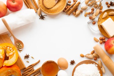 Metin için kopyalama alanı olan sonbahar pişirme arkaplan çerçeve tasarımı. Pişirme malzemeleri, balkabağı, elma, buğday, bal yağı un fındık, ton, parlak turuncu renkler
