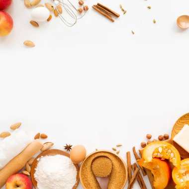 Metin için kopyalama alanı olan sonbahar pişirme arkaplan çerçeve tasarımı. Pişirme malzemeleri, balkabağı, elma, buğday, bal yağı un fındık, ton, parlak turuncu renkler