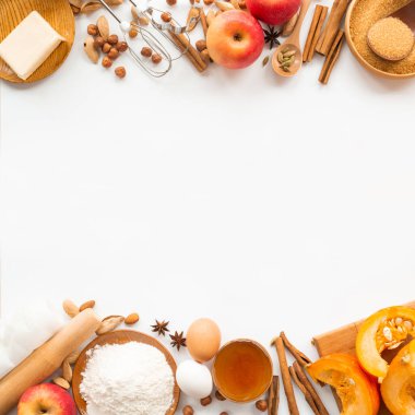 Metin için kopyalama alanı olan sonbahar pişirme arkaplan çerçeve tasarımı. Pişirme malzemeleri, balkabağı, elma, buğday, bal yağı un fındık, ton, parlak turuncu renkler