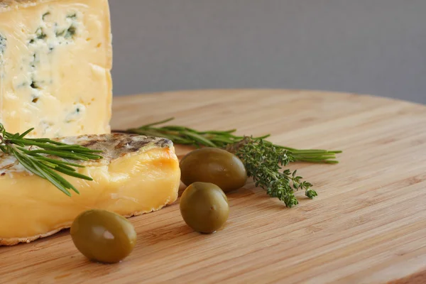 Cheese and Olives composition — Stock Photo, Image