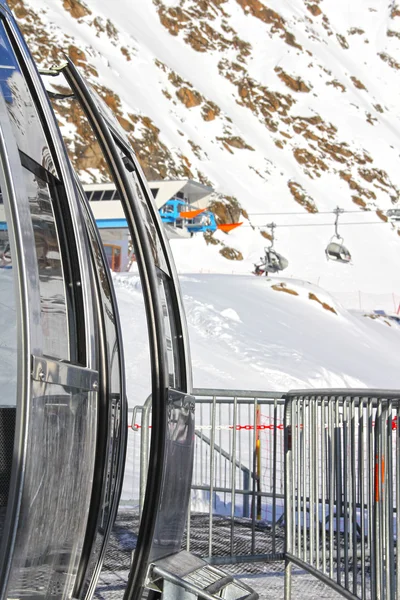 Impianti di risalita in montagna — Foto Stock