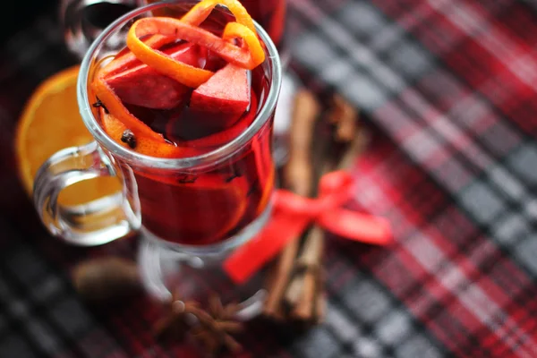 Vino tinto con especias —  Fotos de Stock