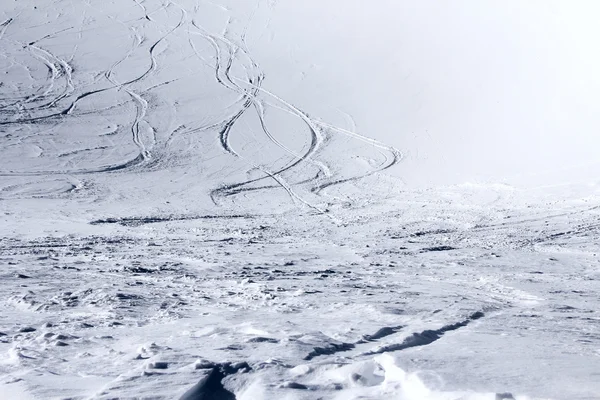 在雪上滑雪痕迹 图库照片