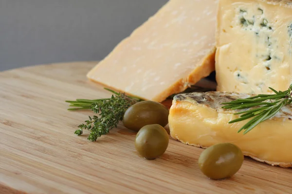 Composición de queso y aceitunas — Foto de Stock