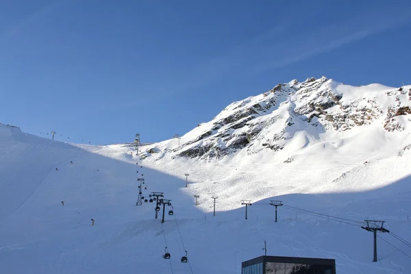 Elevador de esqui nas montanhas — Fotografia de Stock