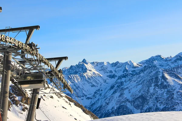 Skilift in den Bergen — Stockfoto