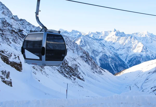 Ski lift in mountains — Stock Photo, Image