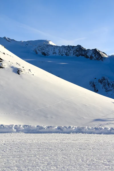 Склон на лыжном курорте — стоковое фото