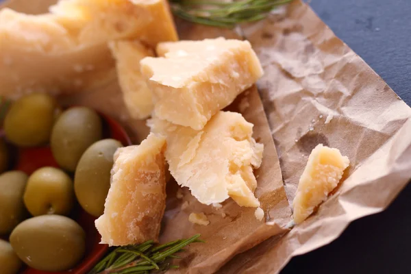 Queijo parmesão e azeitonas — Fotografia de Stock