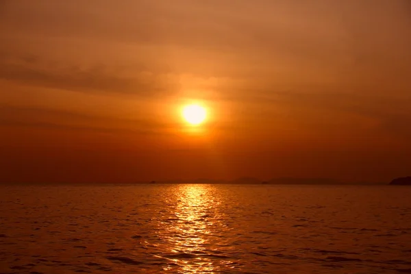 Solnedgång över havet — Stockfoto