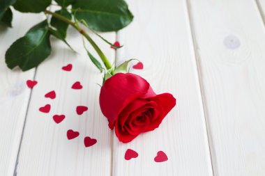 ahşap arka plan üzerinde kırmızı gül