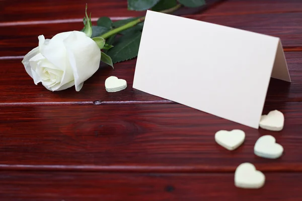 Rose, hearts and card on table — Stock Photo, Image