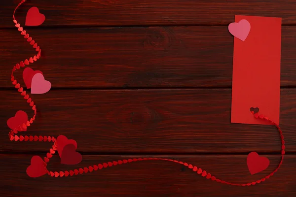 Tablero de madera con cinta de corazón rojo y etiqueta — Foto de Stock