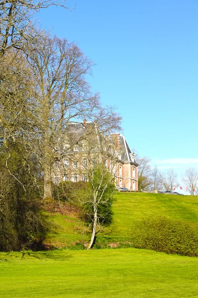 Oud herenhuis op groene heuvel — Stockfoto