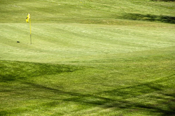 Flag on the golf field — Stock Photo, Image