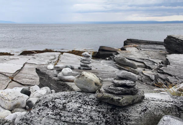 Stack of rocks on ocean coast — Stock Photo, Image