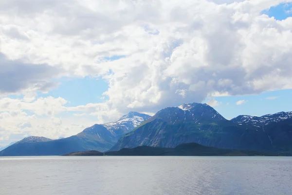 Arktische Berge und Fjord — Stockfoto